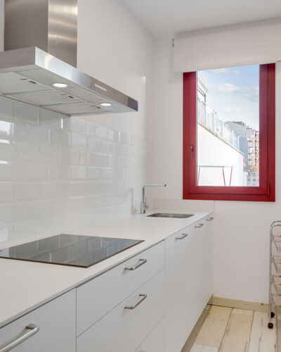 Bright & Artistic: Küche, Flooring, Countertop, Interior Design, Fussboden, Cabinetry, Decke, Sinken, Zuhause, Küchengerät