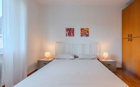 Ca dei Noni: Bett, Möbel, Schlafzimmer, Bedding, Interior Design, Bettdecke, Wand, Fussboden, Flooring, Holz