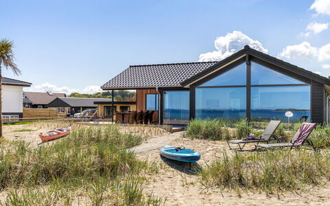 Catalina - 30M from the Sea: Möbel, Holz, Interior Design, Flooring, Fussboden, Stuhl, Zimmer, Decke, Wohnzimmer, Wohnung
