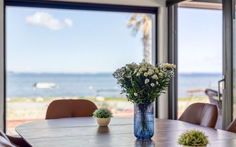 Catalina - 30M from the Sea: Möbel, Holz, Interior Design, Flooring, Fussboden, Stuhl, Zimmer, Decke, Wohnzimmer, Wohnung