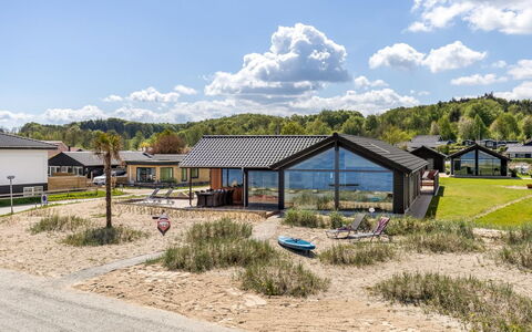 Catalina - 30M from the Sea: Möbel, Holz, Interior Design, Flooring, Fussboden, Stuhl, Zimmer, Decke, Wohnzimmer, Wohnung