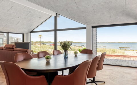 Catalina - 30M from the Sea: Möbel, Holz, Interior Design, Flooring, Fussboden, Stuhl, Zimmer, Decke, Wohnzimmer, Wohnung