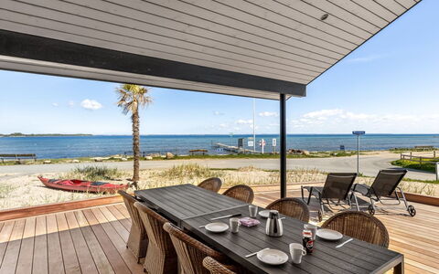 Catalina - 30M from the Sea: Möbel, Holz, Interior Design, Flooring, Fussboden, Stuhl, Zimmer, Decke, Wohnzimmer, Wohnung