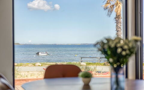 Catalina - 30M from the Sea: Möbel, Holz, Interior Design, Flooring, Fussboden, Stuhl, Zimmer, Decke, Wohnzimmer, Wohnung
