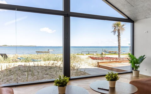 Catalina - 30M from the Sea: Möbel, Holz, Interior Design, Flooring, Fussboden, Stuhl, Zimmer, Decke, Wohnzimmer, Wohnung