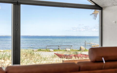 Catalina - 30M from the Sea: Möbel, Holz, Interior Design, Flooring, Fussboden, Stuhl, Zimmer, Decke, Wohnzimmer, Wohnung
