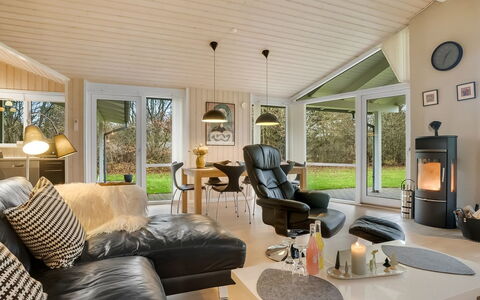 Hemfrith - 500M to the Fjord: Möbel, Interior Design, Couch, Holz, Decke, Wohnzimmer, Flooring, Fussboden, Light Fixture, Beleuchtung