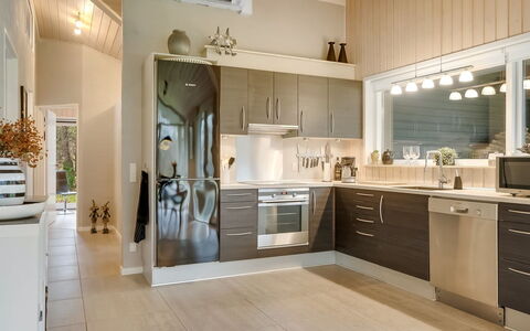 Hemfrith - 500M to the Fjord: Küche, Interior Design, Countertop, Möbel, Flooring, Cabinetry, Küchengerät, Light Fixture, Holz, Decke