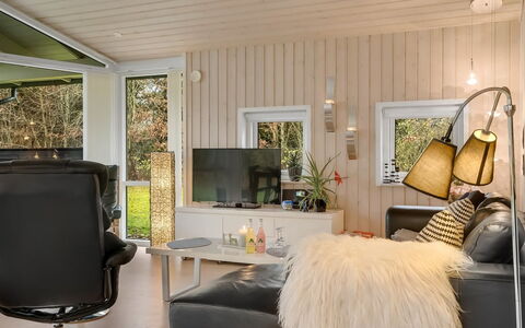 Hemfrith - 500M to the Fjord: Interior Design, Holz, Möbel, Wohnzimmer, Zuhause, Beleuchtung, Couch, Decke, Flooring, Zimmer