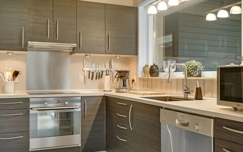 Hemfrith - 500M to the Fjord: Küche, Möbel, Countertop, Küchengerät, Cabinetry, Interior Design, Flooring, Major Appliance, Holz, Light Fixture
