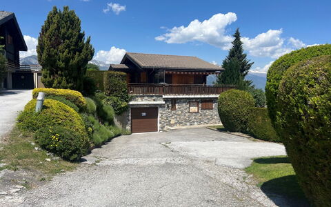 Petit Râche: Strauch, Haus, Zuhause, Dach, Hütte, Steigung, Auffahrt, Garten, Landscaping, Hecke