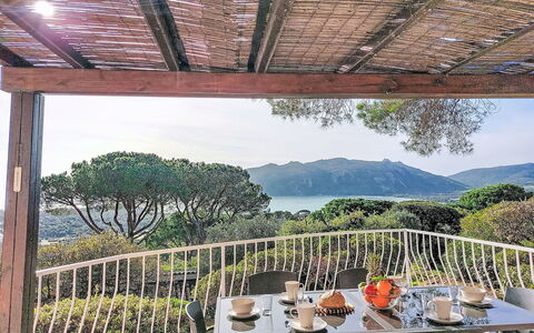 Marina di Santa Giulia: Schwimmbad, Hügel, Freizeit, Gebirge, Gartenmöbel, Bergstation, Resort, Senke, Eco Hotel, Grat