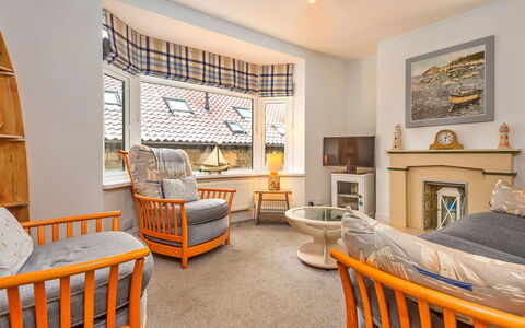 Mumbles Cottage: Möbel, Interior Design, Holz, Decke, Flooring, Fussboden, Beleuchtung, Zimmer, Zuhause, Wohnung