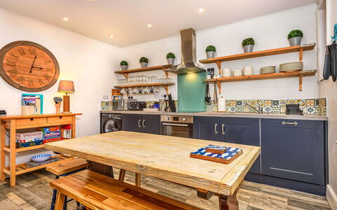 Mumbles Cottage: Flooring, Armatur, Badezimmer, Interior Design, Holz, Fussboden, Installation, Beleuchtung, Zapfhahn, Möbel