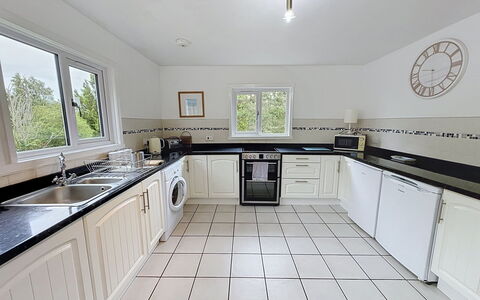 Greenaway: Küche, Countertop, Küchengerät, Major Appliance, Flooring, Interior Design, Herd, Cabinetry, Fussboden, Haushaltsgerät