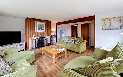 Greenaway: Möbel, Interior Design, Flooring, Couch, Fussboden, Decke, Zimmer, Holz, Wohnzimmer, Tabelle