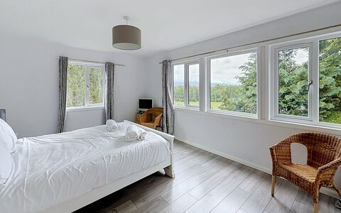 Greenaway: Bett, Möbel, Schlafzimmer, Interior Design, Bedding, Bettdecke, Fussboden, Flooring, Holz, Decke