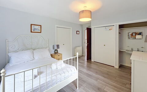 Greenaway: Bett, Möbel, Interior Design, Bedding, Schlafzimmer, Fussboden, Flooring, Bettdecke, Wand, Zimmer