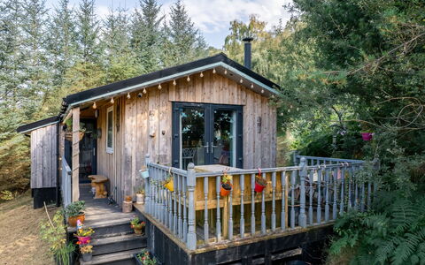 The Secluded Cabin: Schwimmbad, Hügel, Freizeit, Gebirge, Gartenmöbel, Bergstation, Resort, Senke, Eco Hotel, Grat