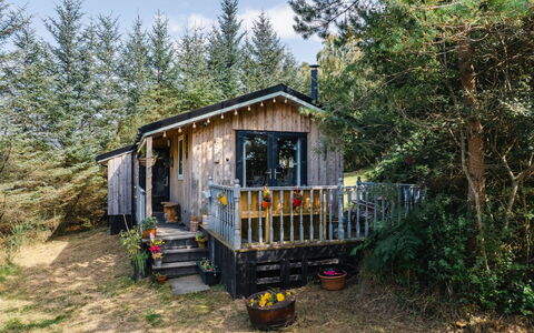 The Secluded Cabin: Schwimmbad, Hügel, Freizeit, Gebirge, Gartenmöbel, Bergstation, Resort, Senke, Eco Hotel, Grat