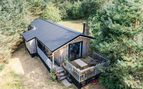 The Secluded Cabin: Schwimmbad, Hügel, Freizeit, Gebirge, Gartenmöbel, Bergstation, Resort, Senke, Eco Hotel, Grat