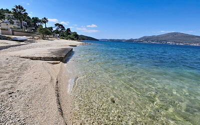 Trogir Okrug Gornji 257: Wasser, Gewässer, Küste, Küsten Und Ozeanische Forms, Strand, Meer, Ufer, Hügel, Ozean, Landspitze