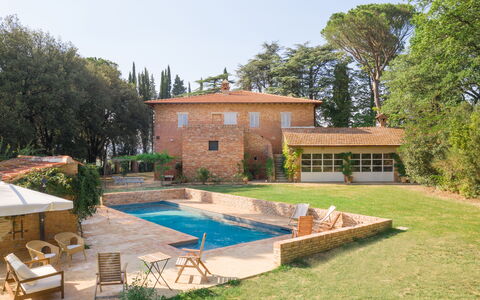 Casale Il Rondò, Private Pool, Città della Pieve: Schwimmbad, Wohngebiet, Haus, Die Architektur, Zuhause, Estate, Strauch, Resort, Garten, Menschliche Siedlung