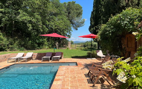 Casale Il Rondò, Private Pool, Città della Pieve: Schwimmbad, Garten, Gartenmöbel, Schatten, Resort, Hinterhof, Landscaping, Hazienda, Garten, Estate