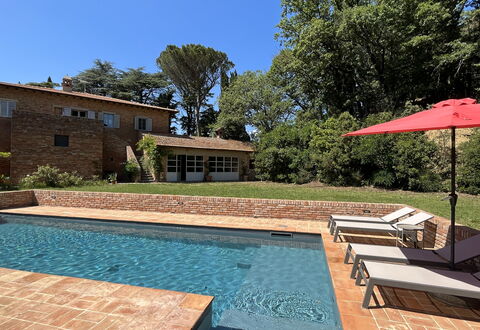 Casale Il Rondò, Private Pool, Città della Pieve: Schwimmbad, Gartenmöbel, Möbel, Resort, Wohngebiet, Sonnenliege, Flagstone, Water Feature, Garten