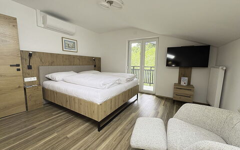 Sankt Jakob im Rosental 1: Holz, Schlafzimmer, Bett, Zuhause, Bettrahmen, Bedding, Bettdecke, Hartholz, Wohnung, Holzbeize