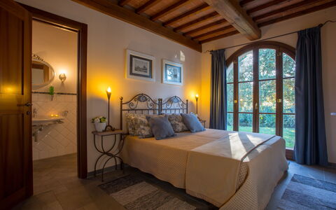 Villa Peccioli: Möbel, Interior Design, Wand, Schlafzimmer, Holz, Decke, Flooring, Zimmer, Bett, Fussboden