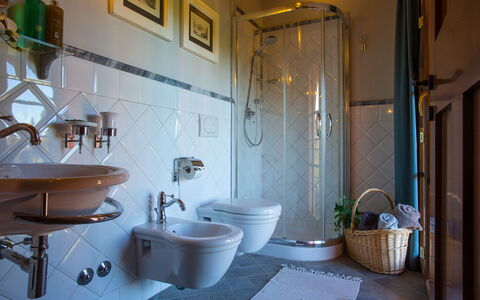 Villa Peccioli: Armatur, Flooring, Interior Design, Zapfhahn, Fussboden, Installation, Badezimmer, Bad Sink, Sinken, Light Fixture