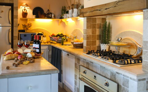 Villa Peccioli: Küche, Küchengerät, Countertop, Interior Design, Möbel, Cabinetry, Haushaltsgerät, Flooring, Herd, Major Appliance