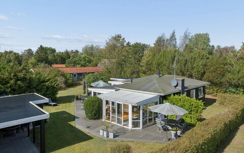 Haralde - 1.4Km from the Sea: Möbel, Gartenmöbel, Geschirr, Tabelle, Drinkware, Stuhl, Tisch Im Freien, Essen, Flasche
