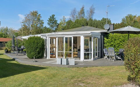 Haralde - 1.4Km from the Sea: Möbel, Gartenmöbel, Geschirr, Tabelle, Drinkware, Stuhl, Tisch Im Freien, Essen, Flasche