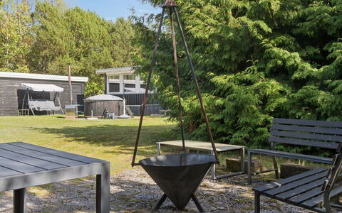 Haralde - 1.4Km from the Sea: Möbel, Gartenmöbel, Geschirr, Tabelle, Drinkware, Stuhl, Tisch Im Freien, Essen, Flasche