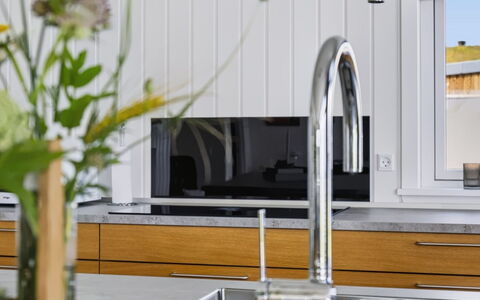 Eljas - 10M from the Sea: Küche, Armatur, Spüle, Countertop, Interior Design, Flooring, Sinken, Zapfhahn, Installation, Zuhause