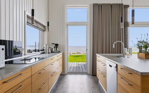 Eljas - 10M from the Sea: Flooring, Interior Design, Küche, Countertop, Holz, Fussboden, Cabinetry, Möbel, Holzboden, Decke