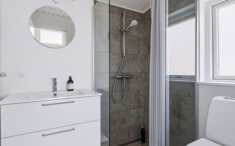 Eljas - 10M from the Sea: Flooring, Fussboden, Armatur, Interior Design, Sinken, Badezimmer, Badezimmerschrank, Bad Sink, Installation, Zapfhahn