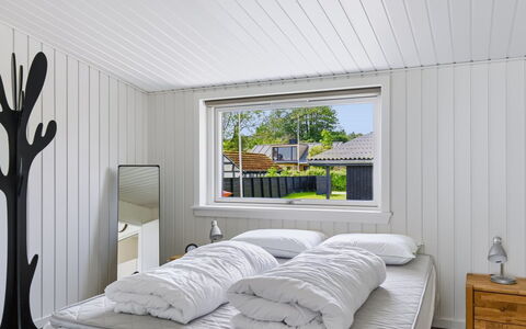 Eljas - 10M from the Sea: Holz, Decke, Interior Design, Schlafzimmer, Flooring, Fussboden, Zuhause, Light Fixture, Bett, Bedding