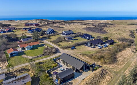 Gudrid - 400M from the Sea: Wohngebiet, Strauch, Haus, Zuhause, Garten, Estate, Schatten, Landscaping, Rasen
