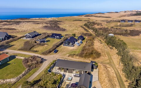 Gudrid - 400M from the Sea: Wohngebiet, Strauch, Haus, Zuhause, Garten, Estate, Schatten, Landscaping, Rasen