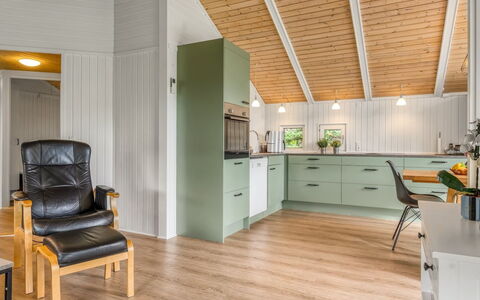 Maini - 350M from the Sea: Interior Design, Flooring, Holz, Decke, Fussboden, Möbel, Holzboden, Light Fixture, Küche, Cabinetry