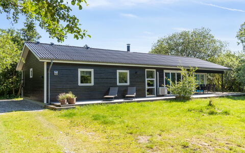 Thurgot - 100M from the Sea: Dach, Haus, Zuhause, Hütte, Abstellgleis, Estate, Auffahrt, Gartenbauten, Garten, Schuppen