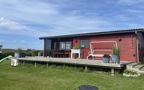 Joseph - 500M from the Sea: Wolke, Hütte, Garten, Schatten, Schuppen, Gartenbauten, Veranda, Deck, Tisch Im Freien