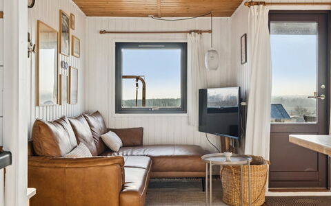 Joseph - 500M from the Sea: Holz, Holzbeize, Dekokissen, Hartholz, Kissen, Wohnzimmer, Planke, Holzboden, Lampe