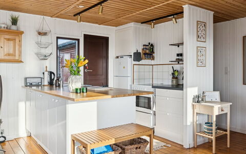 Joseph - 500M from the Sea: Küche, Möbel, Küchengerät, Flooring, Countertop, Interior Design, Cabinetry, Holz, Fussboden, Holzboden