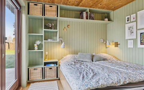 Joseph - 500M from the Sea: Interior Design, Schlafzimmer, Möbel, Holz, Bett, Decke, Flooring, Fussboden, Beleuchtung, Zimmer