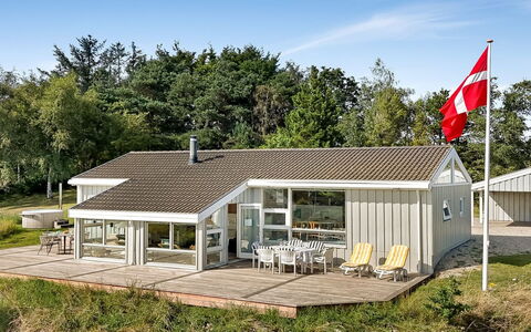 Sybil - 700M from the Sea: Zuhause, Haus, Dach, Hütte, Estate, Veranda, Abstellgleis, Bauernhaus, Auffahrt, Garten