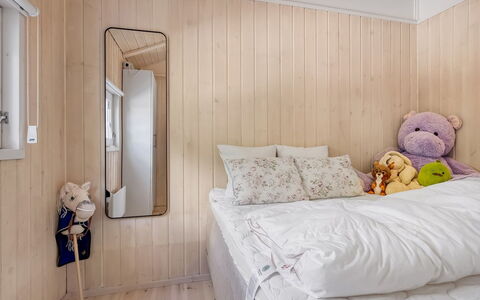 Sybil - 700M from the Sea: Schlafzimmer, Interior Design, Holz, Bett, Fussboden, Flooring, Möbel, Zimmer, Bedding, Bettdecke